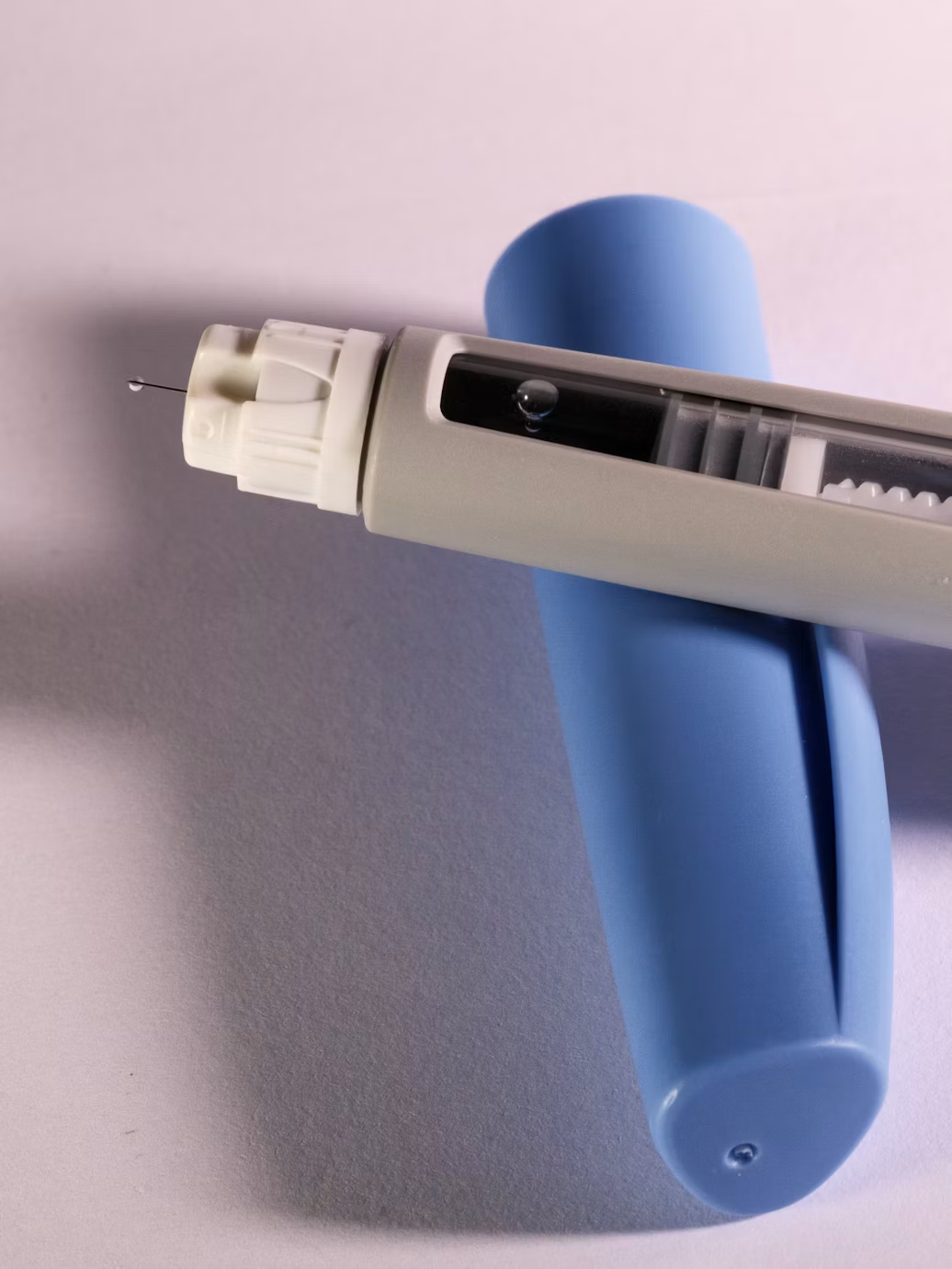 A GLP-1 injection pen with a droplet on the needle tip